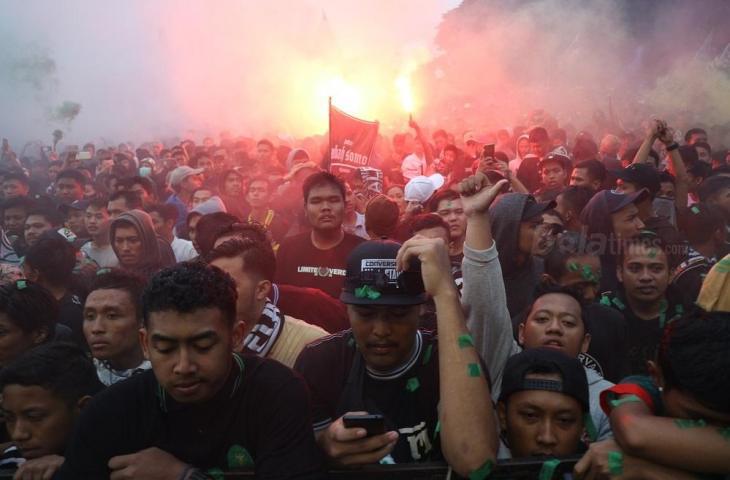 Para suporter PSS Sleman menyalakan flare saat acara puncak di lapangan Pemda Sleman pada Kamis (6/12/2018) [Andiarsa Nata/chatwithamelia.xyz]