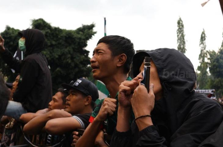 Suporter PSS Sleman sampai menangis saat diputarnya video perjuangan para skuat Super Elja (Andiarsa Nata/chatwithamelia.xyz)