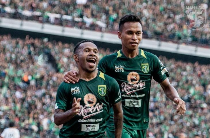 Penyerang Persebaya Surabaya, Ferinando Pahabol (kiri). [@officialpersebaya/Instagram]