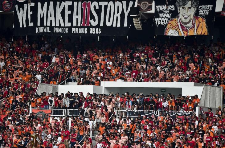 Suporter yang tergabung dalam The Jakmania memberi dukungan kepada kesebelasan Persija Jakarta yang melawan Mitra Kukar FC dalam pertandingan liga 1 2018, di Stadiun Gelora Bung Karno, Jakarta, Minggu (9/12/2018). (ANTARA FOTO/Galih Pradipta)