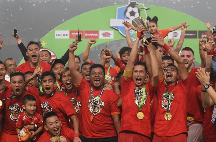 Pemain Persija Jakarta berselebrasi usai keluar sebagai juara Liga 1 di Stadion Utama Gelora Bung Karno, Jakarta, Minggu (9/12/2018). Persija juara setelah menang pada laga terakhir atas Mitra Kukar dengan skor 2-1. (ANTARA FOTO/Akbar Nugroho Gumay)