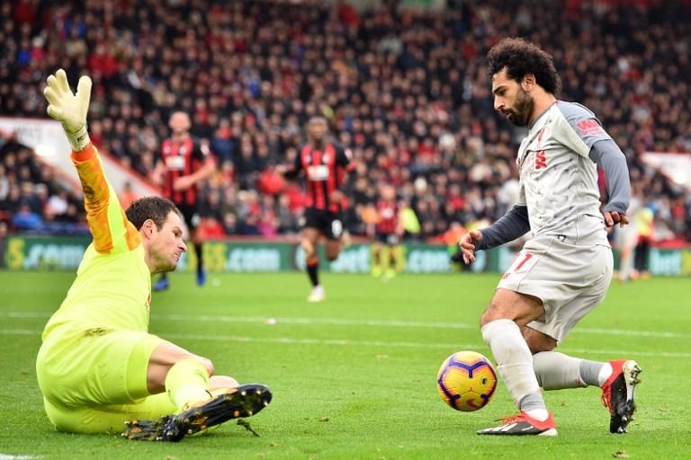 Mohamed Salah saat berhadapan dengan kiper Bournemouth, Asmir Begovic di pekan ke-14 Liga Primer pada 8 Desember 2018 (Glyn Kirk/AFP)