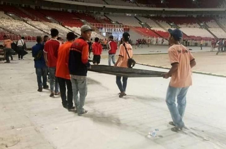 Ratusan Jakmania membersihkan SUGBK jelang Persija Jakarta vs Mitra Kukar (@aniesbaswedan/Instagram)
