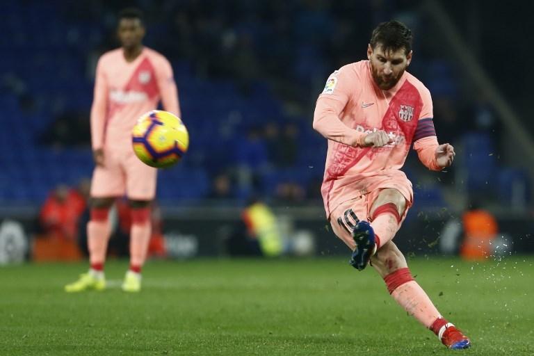 Lionel Messi saat mengeksekusi tendangan bebas ke gawang Espanyol pada 8 Desember 2018 (Pau Barrena/AFP)