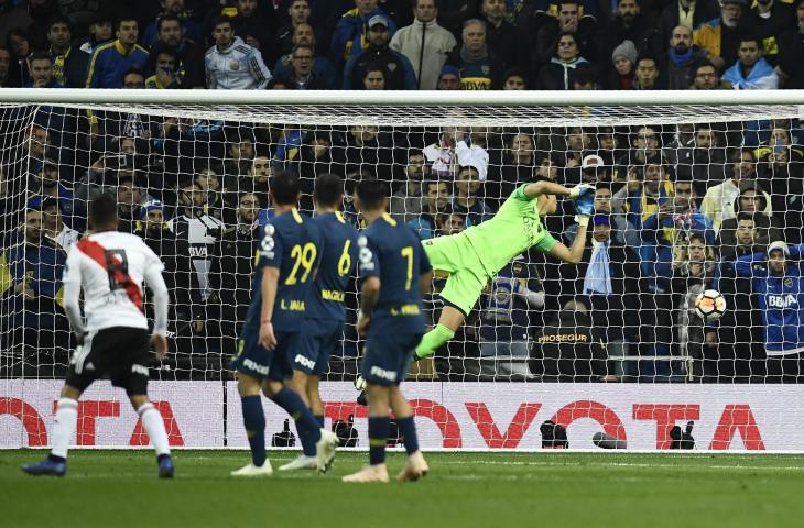 Pemain River Plate, Juan Fernando Quintero mencetak gol ke gawang Boca Juniors saat partai final leg kedua Copa Libertadores di Santiago Bernabeu, Madrid, (9/12/2018)