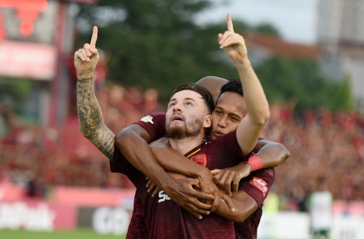 Pemain PSM Makassar Marc Anthony Klok (tengah) merayakan gol bersama rekannya M Rahmat (kanan) dan Alessandro Ferreira (kiri) saat bertanding melawan PSMS Medan pada Lanjutan Liga 1 2018 di Stadion Andi Mattalatta Makassar, Sulawesi Selatan, Minggu (09/12/2018). Tuan rumah PSM Makassar menang atas tamunya, PSMS Medan dengan skor 5-1 (ANTARA FOTO/Yusran Uccang)