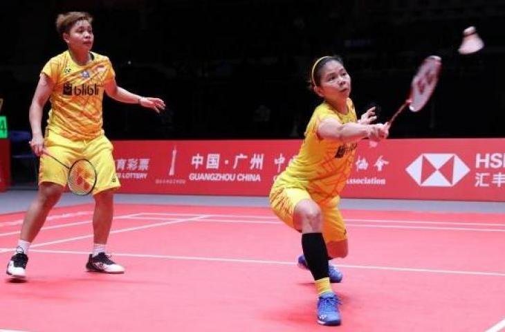 Pasangan ganda putri, Greysia Polii/Apriyani Rahayu, takluk dua game langsung dari Misaki Matsutomo/Ayaka Takahashi (Jepang) dalam laga perdana Grup A BWF World Tour Finals 2018, di Tianhe Gymnasium, Guangzhou, Cina, Rabu (12/12/2018). [Humas PBSI]