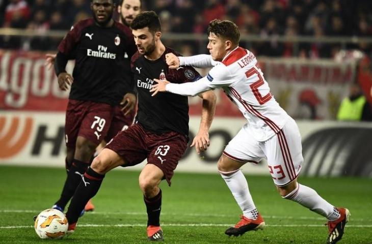 Pemain Olympiacos, Leonardo Koutris (kanan) berduel dengan Pemain AC Milan, Patrick Cutrone (kiri) dalam duel di Liga Europa pada 13 Desember 2018 (Aris Messinis/AFP)