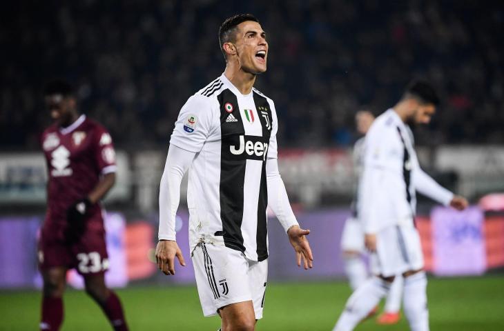 Pemain Juventus, Cristiano Ronaldo berselebrasi usai mencetak gol ke gawang Torino pada pekan ke-16 Serie A di Stadion Olimpico Grande Torino, Sabtu (15/12/2018)