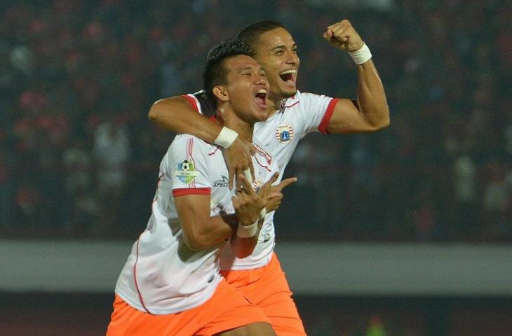 Pemain Persija, Sandi Darma Sute (kedua kanan) bersama rekannya Renan Da Silva beraksi setelah berhasil membobol gawang Bali United pada pertandingan Sepak Bola Liga 1 di Stadion I Wayan Dipta, Gianyar, Bali, Minggu (02/12/2018). (ANTARA FOTO/Nyoman Budhiana)