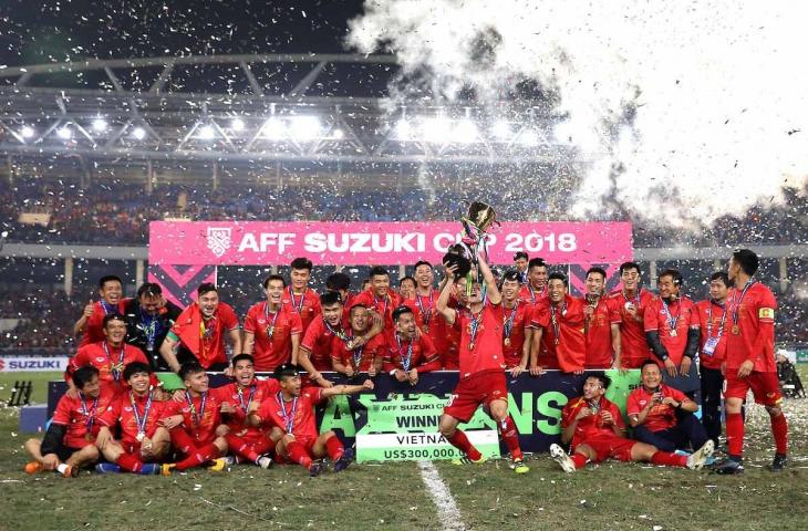 Pemain Timnas Vietnam merayakan gelar juara Piala AFF 2018 usai mengalahkan Malaysia di partai final di Stadion My Dinh, Vietnam, Sabtu (15/12/2018)