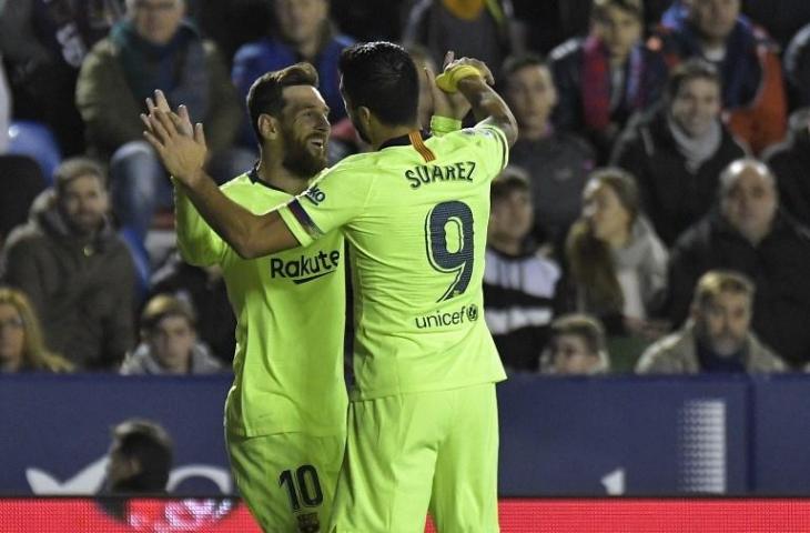 Lionel Messi merayakan golnya ke gawang Levante bersama Luis Suarez pada 16 Desember 2018 (Jose Jordan/AFP)