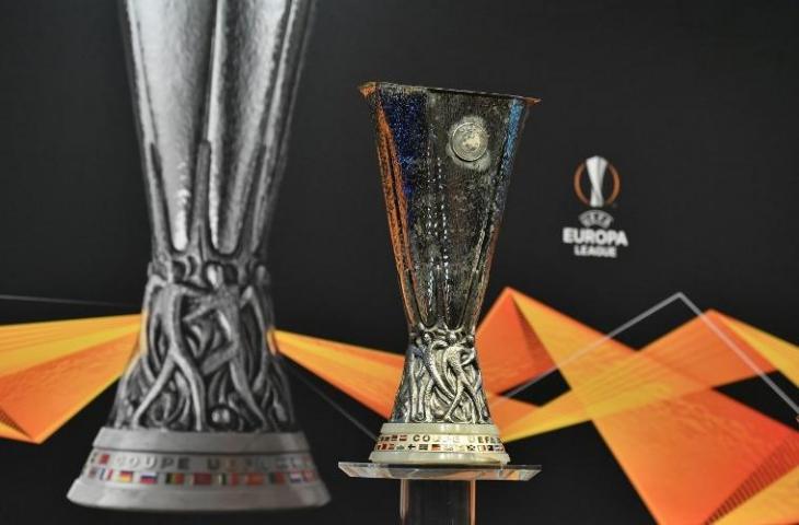 Trofi Liga Europa ditampilkan saat undian babak 32 besar Liga Europa di Nyon Swiss pada 17 Desember 2018 (Fabrice Coffrini/AFP)