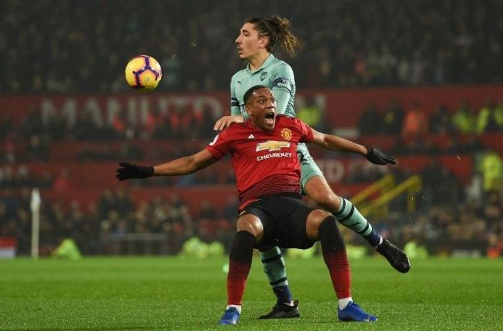 Hector Bellerin saat menjaga penyerang Manchester Untied, Anthony Maratial pada 5 Desember 2018 (Oli Scarff/AFP)