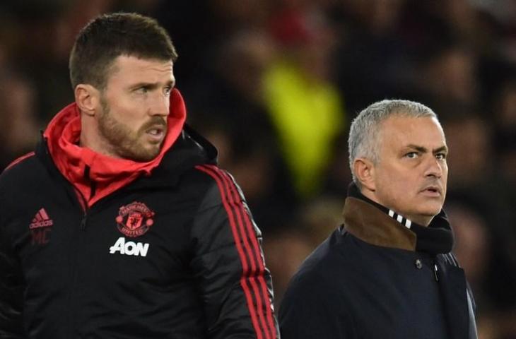 Michael Carrick dan Jose Mourinho saat sesi latihan Manchester United pada 1 Desember 2018 (Glyn Kirk/AFP)