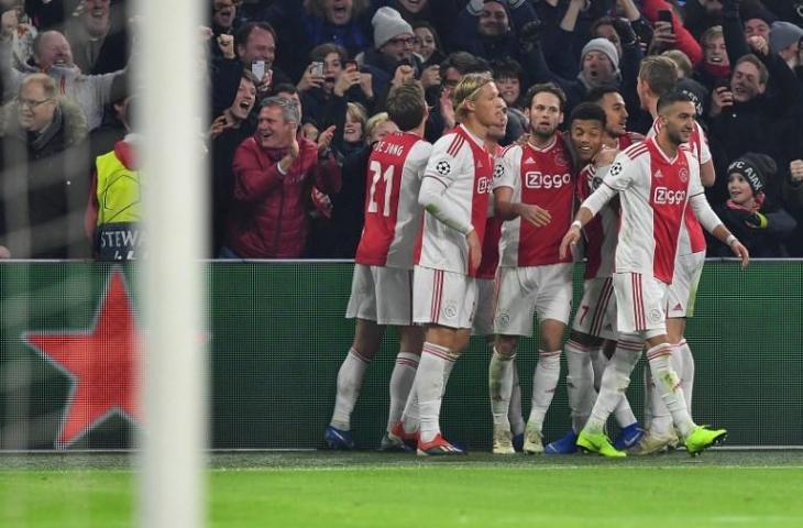 Para pemain Ajax Amsterdam merayakan gol ke gawang Bayern Munchen pada 12 Desember 2018 (Emmanuel Dunand/AFP)