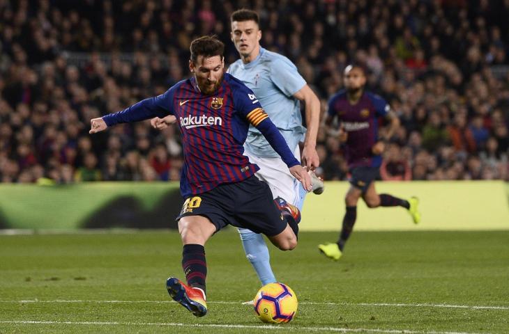 Pemain Barcelona, Lionel Messi melakukan tembakan untuk mencetak gol ke gawang RC Celta Vigo di Stadion Camp Nou, Barcelona (22/12/2018) (AFP)