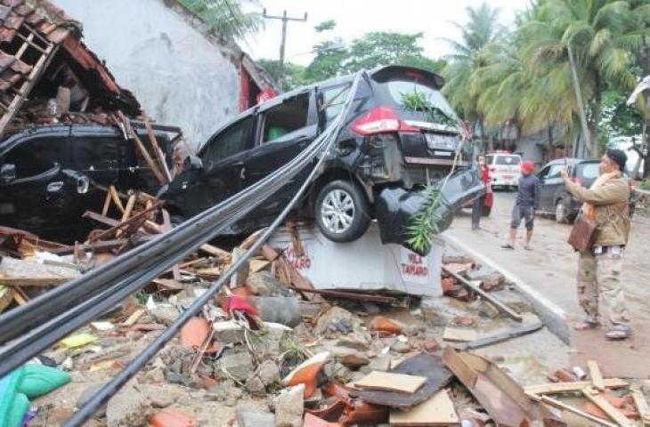 Suasana pasca tsunami di kawasan Anyer, Banten, Minggu (23/12). [Suara.com/Fakhri Hermansyah]