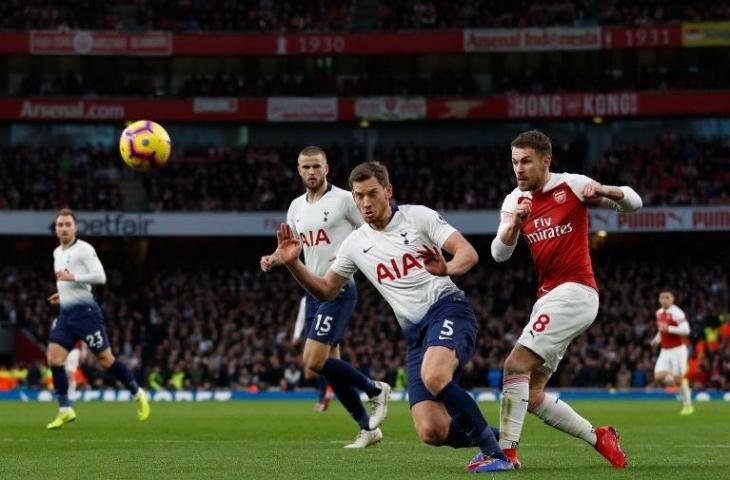 Aaron Ramsey (kanan) saat melawan Tottenham Spurs pada 2 Desember 2018. (Adrian Dennis/AFP)
