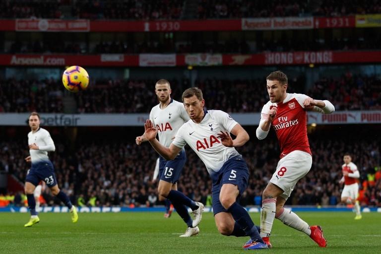 Aaron Ramsey (kanan) saat melawan Tottenham Spurs pada 2 Desember 2018 (Adrian Dennis/AFP)