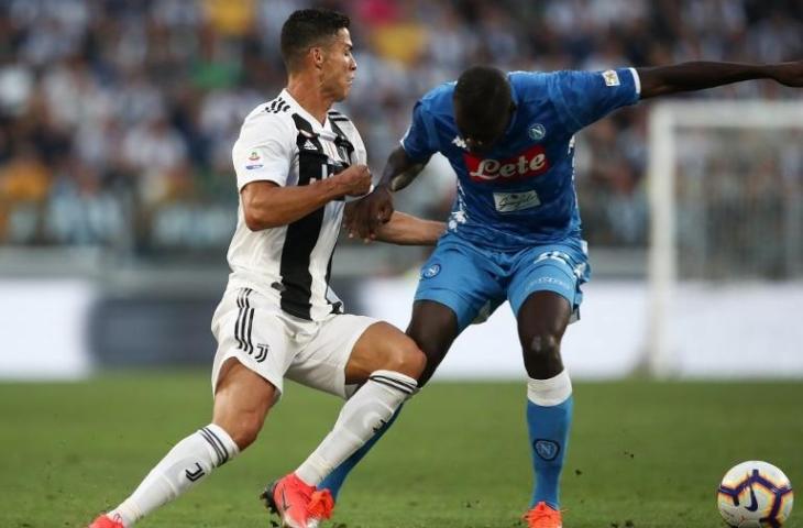 Cristiano Ronaldo daat berdual dengan Kalidou Koulibaly. (Isabella Bonotto/AFP).