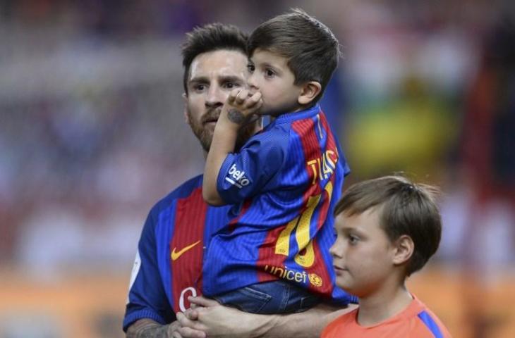 Lionel Messi menggendong anaknya saat final Copa del Rey pada 27 Mei 2017. (Josep Lago/AFP)