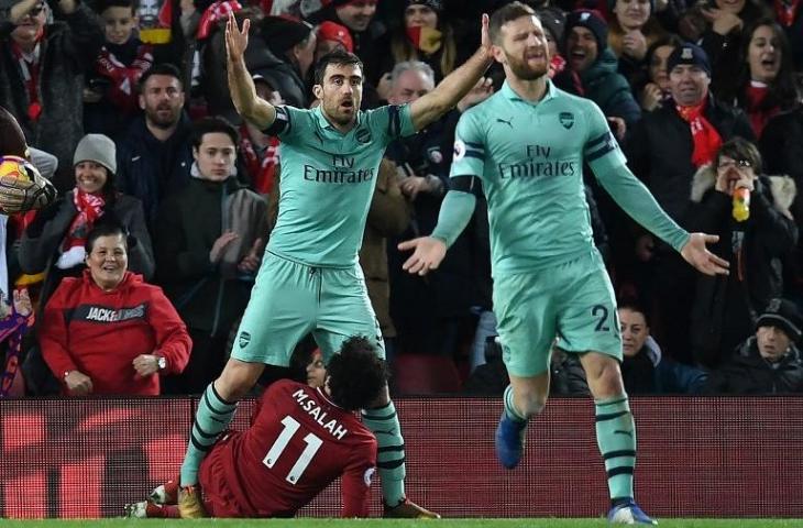 Reaksi bek Arsenal, Shkodran Mustafi (kanan) kepada wasit saat Sokratis Papastathopoulos menjatuhkan Mohamed Salah di dalam kotak penalti (Paul Ellis/AFP)