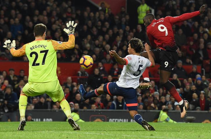 Pemain Manchester United, Romelu Lukaku mencetak gol ke gawang Bournemouth pada pekan ke-20 Liga Primer Inggris di Stadion Old Trafford, Manchester (AFP)