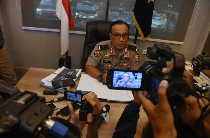 Karopenmas Div Humas Polri Brigjen Pol Dedi Prasetyo memberikan keterangan kepada wartawan terkait penangkapan terduga pelaku kasus pengaturan skor Liga Indonesia di Mabes Polri, Jakarta, Kamis (27/12/2018). Satgas Anti Mafia Bola mengamankan seorang anggota Komite Eksekutif PSSI Johar Lin Eng di Bandara Halim Perdana Kusuma terkait kasus dugaan pengaturan skor Liga Indonesia. (ANTARA FOTO/Indrianto Eko Suwarso)