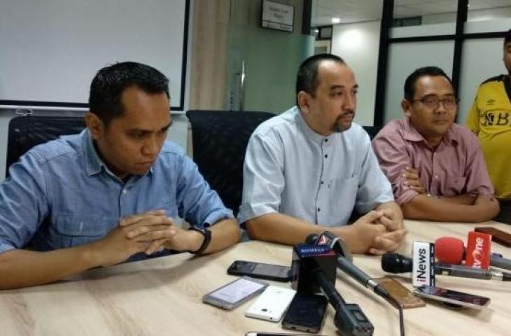 COO PT Liga Indonesia Baru Tigorshalom Boboy (kiri) dan CEO PT LIB Risha Adi Wijaya (tengah) saat memberikan keterangan pers. (Suara.com/ Adie Prasetyo)