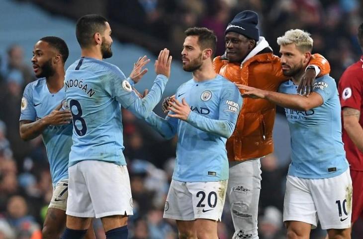 Benjamin Mendy mendatangi rekan-rekannya ke dalam lapangan saat berhasil mengalahkan Liverpool pada 3 Januari 2019 (Paul Ellis/AFP)