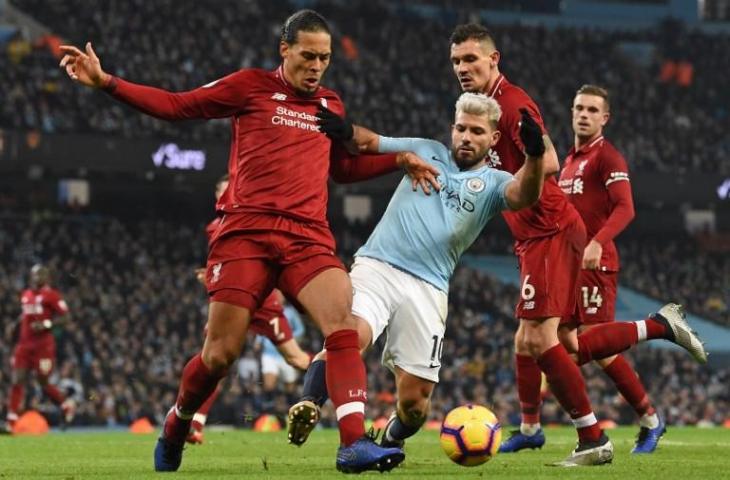 Virgil van Dijk saat menghentikan Sergio Aguero pada 3 Januari 2019 (Paul Ellis/AFP)