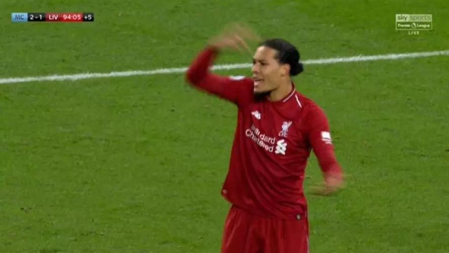 Virgil van Dijk terlihat frustasi karena keputusan Dejan Lovren (Sumber: Sportbible.com)