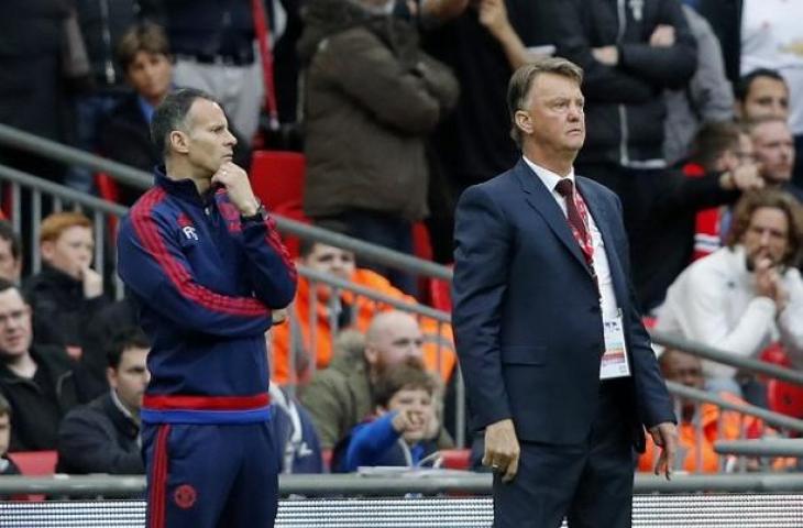 Louis van Gaal ketika masih menjadi manajer Manchester United (kanan). (Adrian Dennis/AFP).