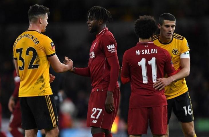 Para pemain Wolverhampton dan Liverpool berjabat tangan usai pertandingan berakhir pada 7 Januari 2019 (Paul Ellis/AFP)