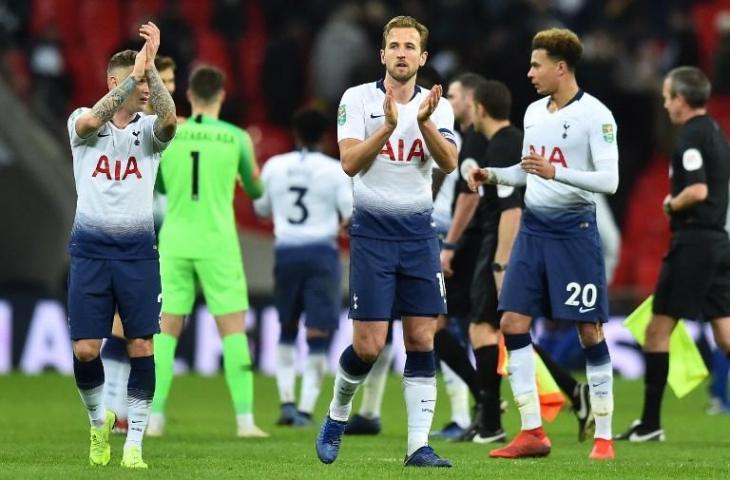 Penyerang Tottenham Hotspur, Harry Kane (tengah) bersama Kieran Trippier dan Dele Alli melakukan selebrasi tepuk tangan usai sukses mengalahkan Chelsea di laga semifinal pertama Piala Liga Inggris, Rabu (9/1/2019). Berlaga di Stadion Wembley, Spurs kalahkan Chelsea dengan skor 1-0. [GLYN KIRK / AFP]