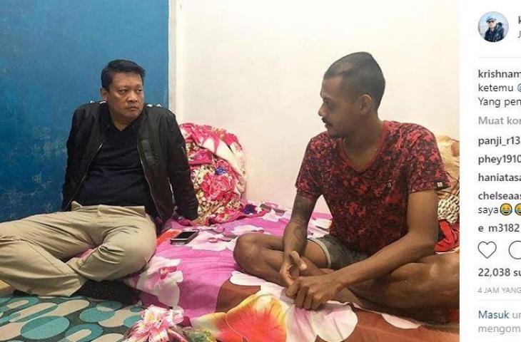 Wakil Ketua Satgas Anti Mafia Bola Mabes Polri, Brigjen Krishna Murti saat menjenguk Krisna Adi di kediamannya, di Sleman, Yogyakarta. (Instagram/krishnamurti_bd91)