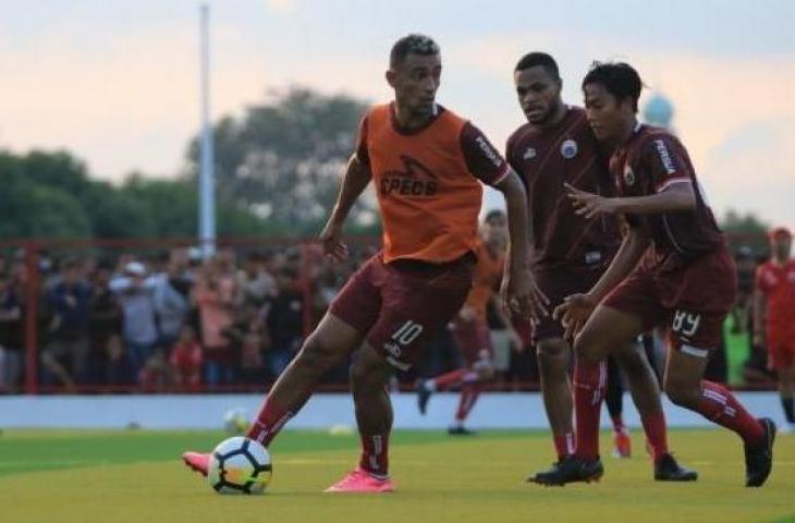 Bruno Matos (mengenakan Rompi) saat berlatih bersama Persija Jakarta. (dok. Media Persija).