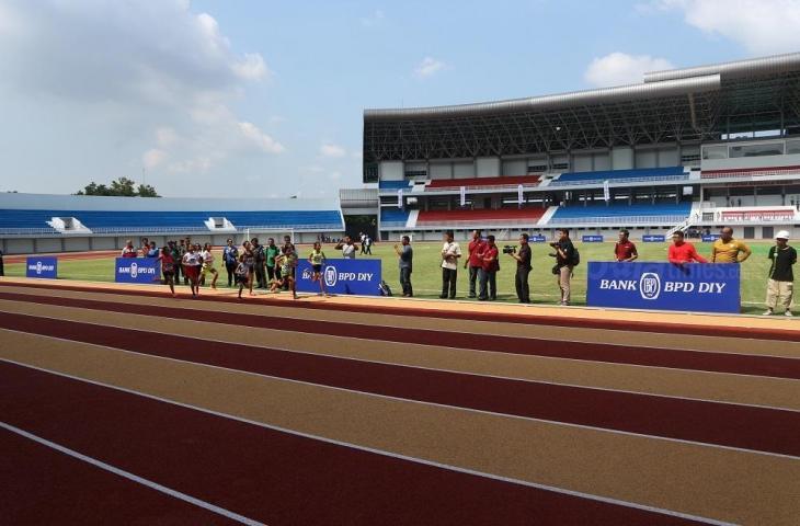 Penampakan sirkuit atletik yang telah memiliki standar Internasional di Stadion Mandala Krida (Andiarsa Nata/chatwithamelia.xyz)