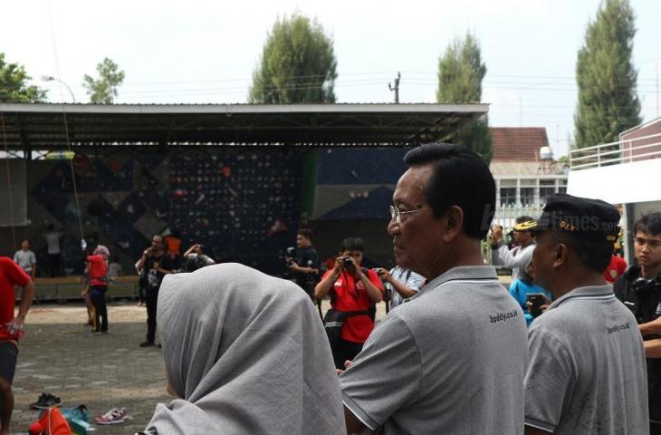 Gubernur DIY, Sultan Hamengkubuwana X saat melihat fasilitas panjat tebing di area Stadion Mandala Krida pada 10 Januari 2019 (Andiarsa Nata/chatwithamelia.xyz)