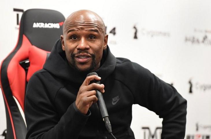 Floyd Mayweather Jr saat menghadiri konferensi pers setelah duelnya melawan kickboxer asal Jepang, Tenshin Nasukawa pada 1 Januari 2019 (Toshifumi Kitamura/AFP)