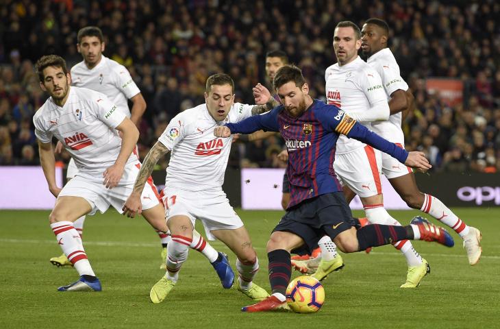 Aksi Lionel Messi saat mencetak gol ke gawang Eibar pada lanjutan La Liga, Minggu (13/1/2019). (LLUIS GENE / AFP)