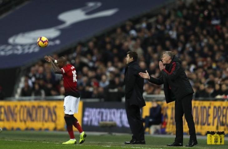 Pelatih sementara Manchester United, Ole Gunnar Solskjaer memberikan instruksi kepada pemainnya saat laga melawan Tottenham Hotspur pada 13 Januari 2019 (Adrian Dennis/AFP)