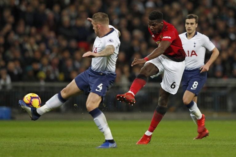 Gelandang Manchester United, Paul Pogba melepaskan tendangan saat laga melawan Tottenham Hotspur pada 13 Januari 2019 (Adrian Dennis/AFP)