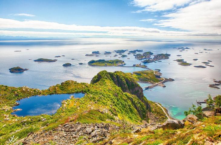 Stadion Henningsvaer menjadi salah satu yang paling indah. Stadion yang terletak di Norwegia ini dikelilingi laut dan juga pegunungan. [stadiumdb.com]