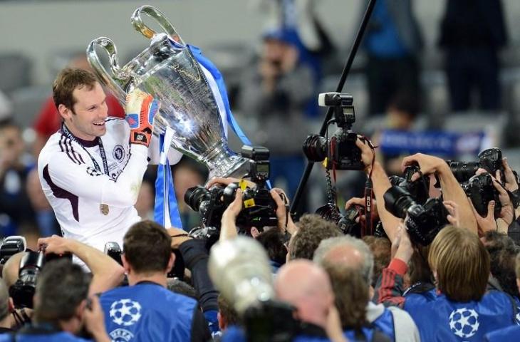 Petr Cech memegang trofi Liga Champions saat Chelsea berhasil menang di partai final melawan Bayern Munchen pada tahun 2012 (19/5/2012) [Patrik Stollarz/AFP]