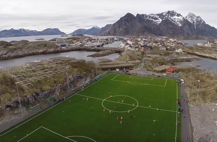 Stadion Henningsvaer menjadi salah satu yang paling indah. Stadion yang terletak di Norwegia ini dikelilingi laut dan juga pegunungan. [stadiumdb.com]