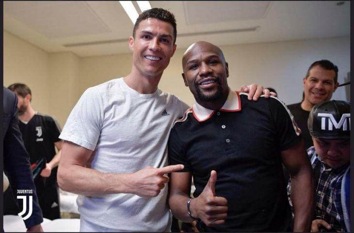 Floyd Mayweather Jr berfoto bersama Cristiano Ronaldo usai Juventus menjuarai Supercoppa Italia (twitter.com/juventusfcen)