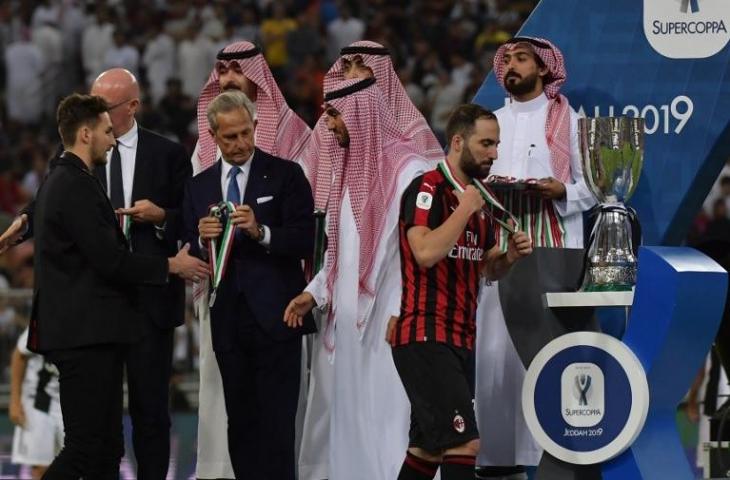 Gonzalo Higuain berjalan meninggalkan tropi Supercoppa Italia setelah timnya, AC Milan gagal mengalahkan Juventus di Stadion King Abdullah Sport City, Kamis (17/1/2019) dini hari. (Giuseppe Cacace/AFP).