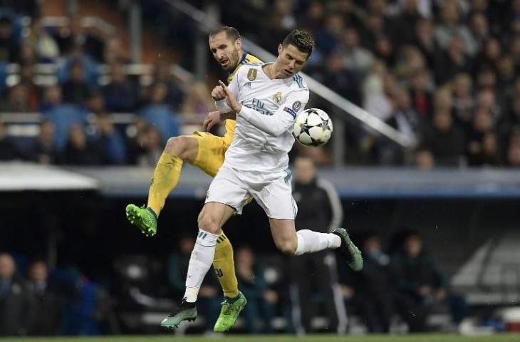 Giorgio Chiellini dan Cristiano Ronaldo saat menjadi lawan di laga Juventus vs Real Madrid di Liga Champions pada 11 April 2018 (Oscar Del Pozo/AFP)